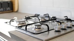 a stove top with four burners on a kitchen counter at Colac Colac Caravan Park in Corryong