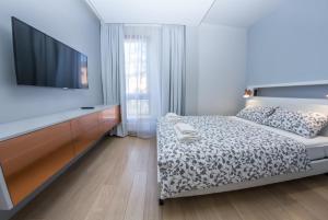 ソポトにあるLoveSopot Luxury Terrace Apartmentのベッドルーム(ベッド1台、薄型テレビ付)