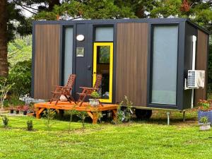 una casa pequeña con 2 sillas y una mesa en Montville Retreat by Tiny Away, en Flaxton 18 fotos más