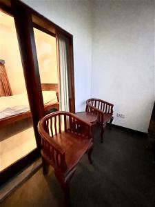a room with two chairs and a table and a mirror at Luka's Place - 1 bedroom in Cemagi