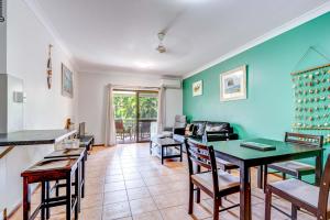ミッション・ビーチにあるLiana 10 One bedroom beachfront viewsのテーブルと椅子のあるリビングルーム +49枚の写真