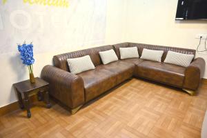 ブバネーシュワルにあるStanza Premium Hotelsのリビングルーム(茶色の革張りのソファ、テーブル付) +35枚の写真