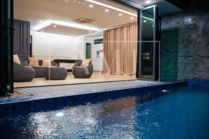 Bazén v ubytování Cyberjaya - Puchong Luxury Private Swimming Pool Villa with BBQ - Corner lot up to 20 Guests nebo v jeho okolí