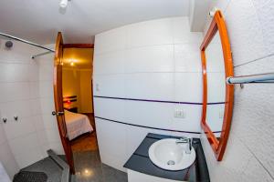 un bagno con un water e un lavandino di Cusco House a Cuzco