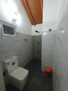 Un baño con inodoro blanco y ducha. en Cinnamon Edge Mirissa, en Mirissa 12 fotos más