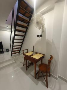 comedor con mesa y escalera de caracol en Cinnamon Edge Mirissa, en Mirissa