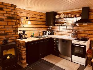 Η κουζίνα ή μικρή κουζίνα στο 1850 Old Farmhouse Retreat with jacuzzi and sauna