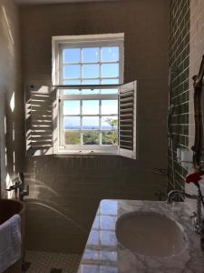 a bathroom with a sink and a window at 墾丁勿忘我城堡莊園 in Hengchun