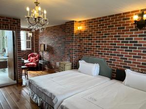 a bedroom with a brick wall and a bed at 墾丁勿忘我城堡莊園 in Hengchun South Gate