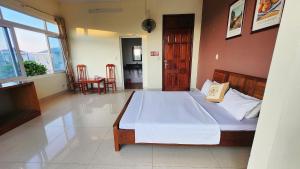 a bedroom with a bed and a television in it at Roxbury house in Bản Múa