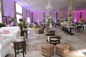 Habitación grande con mesas, sillas y paredes púrpuras. en Fiesta Bahiana Club Hotel, en Irecê 64 fotos más