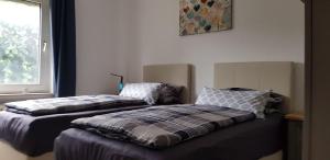 deux lits côte à côte dans une chambre dans l'établissement Löhner Glück Perfekte Kombination von Geschäftsreise und Familie, à Löhne