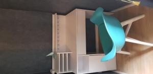 un dauphin en jouet est suspendu à une étagère dans une pièce dans l'établissement Löhner Glück Perfekte Kombination von Geschäftsreise und Familie, à Löhne