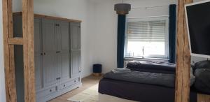 une chambre avec deux lits superposés et une fenêtre dans l'établissement Löhner Glück Perfekte Kombination von Geschäftsreise und Familie, à Löhne 10 autres photos