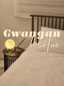a bed with a sign that says complain the live at 더휴 광안 in Kwangan-dong