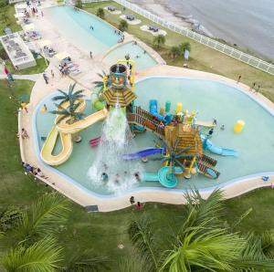 BiqueNice beach apartment, pool and slides的水上公园的顶部景观,设有水滑梯