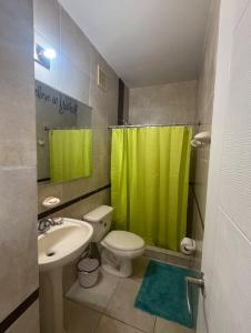 Un baño de Nice beach apartment, pool and slides 17 fotos más