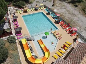 una vista aérea de una piscina con sillas y personas en Chalet 140m² - 12 pers, Terrasse - API-1-52-508, en Saint-Maime 26 fotos más