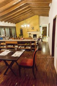 ein Esszimmer und ein Wohnzimmer mit einem Tisch in der Unterkunft Casa del Viajero in Pifo
