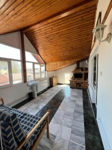 Una gran sala de estar con techo de madera. en Casa Raicu, en Ploieşti