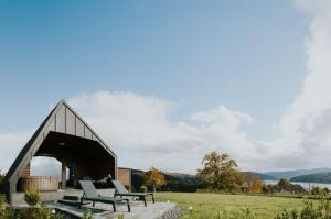een huis met 2 stoelen en een hot tub bij Azimuth in Buhalniţa