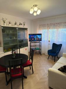 Una sala de estar con una mesa y sillas y un televisor. en Dario's House, en Scandicci