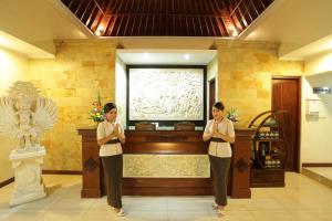 Due donne sono in piedi davanti a un palazzo di Hotel Segara Agung a Sanur