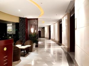a hallway of a hotel with a table and chairs at Huangshan Shuguang Yusong Hotel in Huangshan +181 photos