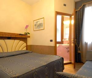 A bed or beds in a room at Atlantide Hotel