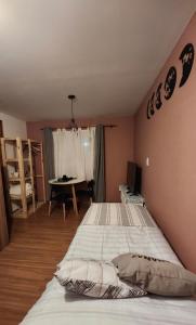 Giường trong phòng chung tại Monoambiente lindo y luminoso