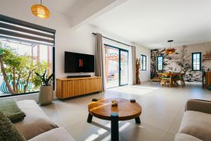 Televiisor ja/või meelelahutuskeskus majutusasutuses Luxury 3 Bedroom Villa - Private Pool - Beaches 5 Minutes Away