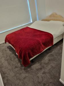 オークランドにあるGreenlane B&Bの赤毛布