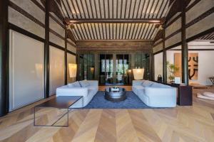 a living room with two white couches and a table at 芯宿-上海陶家宅 in Shanghai