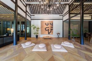 a room with four white pillows on a wooden floor at 芯宿-上海陶家宅 in Shanghai
