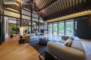 a large living room with couches and a table at 芯宿-上海陶家宅 in Shanghai