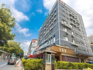 a tall gray building on a city street at City Comfort Inn Nanning Langdong Changhu in Nanning