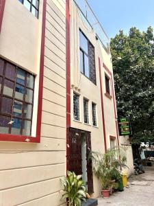 - un bâtiment avec une porte et un panneau dans l'établissement Paradise Stays, à Varanasi