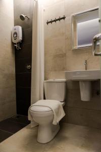 een badkamer met een wit toilet en een wastafel bij Mixx Ekpress Sunway in Petaling Jaya