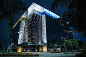 een gebouw met een verlichte gevel 's nachts bij Hilton Barra Rio de Janeiro in Rio de Janeiro