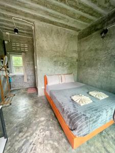 un dormitorio con una cama en una habitación en Smile Resort Koh Mook, en Ko Mook