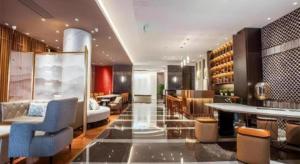 a hotel lobby with a couch and a table and chairs at Jinjiang Metropolo Hotel Nanjing Confucius Temple Branch in Nanjing +250 photos