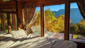 Un dormitorio con una cama y una ventana grande. en Remote Tiny House Retreat, en Rimetea