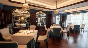 un restaurant avec des tables et des chaises dans une salle dans l'établissement Jin Jiang Nanjing Hotel, à Nankin