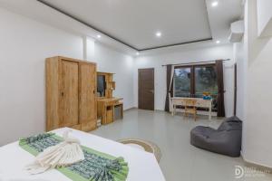 ein Schlafzimmer mit Bett und ein Wohnzimmer in der Unterkunft Hanaka Riverside Ubud in Ubud