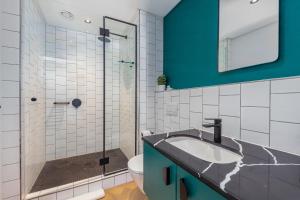 une salle de bain avec lavabo et douche dans l'établissement Nine Palms - Century City Luxury Apartment, au Cap 20 autres photos