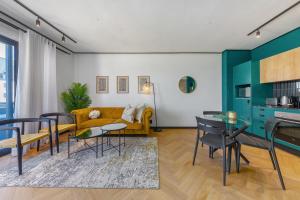 un salon avec un canapé et une table dans l'établissement Nine Palms - Century City Luxury Apartment, au Cap