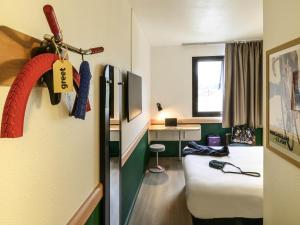 a room with a room with a bed and a desk at Greet Hotel Evreux Centre - Route de Normandie by Accor in Évreux