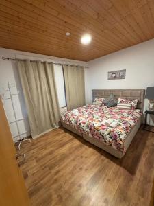 a bedroom with a bed and a wooden floor at Apartment Fabiola Hamberg strasse 34 in Siegen in Niederdorla