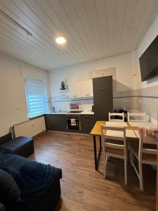 a living room with a table and a kitchen at Apartment Fabiola Hamberg strasse 34 in Siegen in Niederdorla