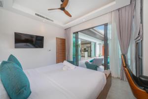 une chambre avec un lit et un ventilateur de plafond dans l'établissement Nicky Luxury Private Pool Villa in BangTao Laguna, à Laguna Phuket 42 autres photos